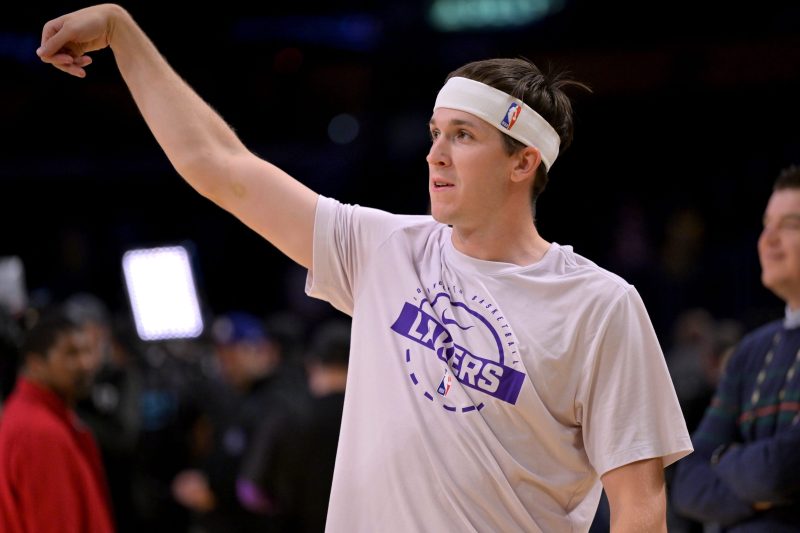 Lakers guard out at least a week with left calf strain